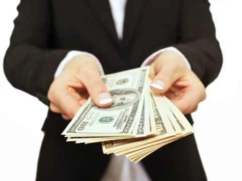 Từ tháng 4/2020, công ty chậm trả lương cho nhân viên bị phạt tới 100 triệu đồng