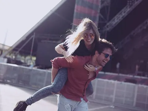 Dù là đàn ông hay đàn bà, chẳng ai muốn chia sẻ tình yêu của mình với người khác...