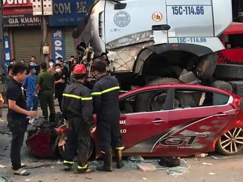 Hà Nội: Xe ô tô 4 chỗ bị xe container đè bẹp khi dừng đèn đỏ, 3 người tử vong