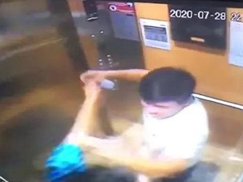 Bị nhắc nhở đeo khẩu trang, nam phi công xịt cồn vào mặt phụ nữ trong thang máy