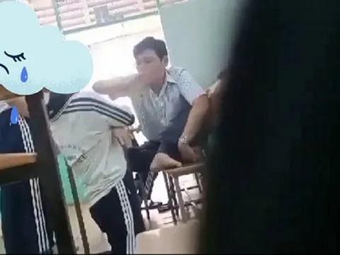 Thầy giáo ngồi tư thế phản cảm, bắt học sinh quỳ giữa lớp ở TP.HCM