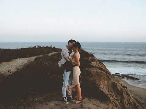 Đủ duyên để gặp gỡ, nhưng chưa đủ phận để mãi nắm tay nhau...