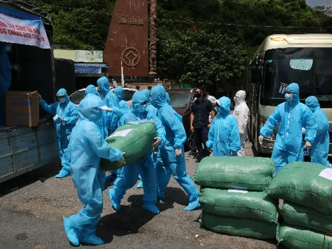 Trường Cao đẳng Công nghệ Y – Dược Việt Nam trao hàng chục nghìn thiết bị, vật tư y tế tại Đà Nẵng 