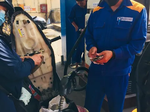 Giá xăng RON95 vừa giảm 50 đồng/lít từ 15h00 ngày 12/8/2020