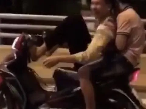 Triệu tập thiếu niên 14 tuổi dùng chân lái xe máy trên đường