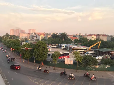 Long Biên: Hàng loạt bãi xe có dấu hiệu hoạt động không phép