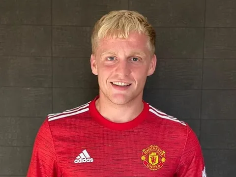 Van de Beek chính thức gia nhập Manchester United
