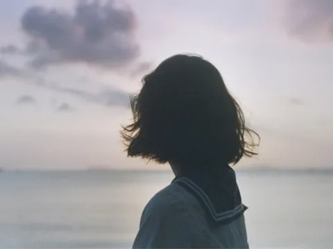 Phụ nữ khi đã chín chắn sẽ bình lặng mà nhìn đời, nhìn người và nhìn vào chính bản thân mình