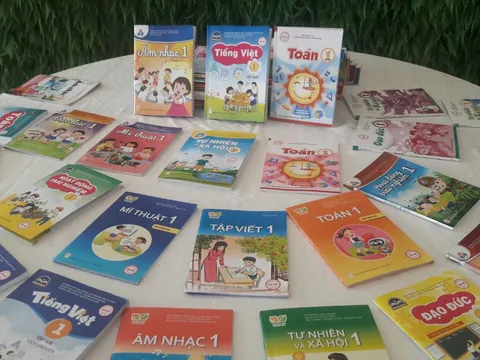 Ngăn chặn bán sách giáo khoa 'bia kèm lạc' để sách không 'làm vơi bát cơm con trẻ'
