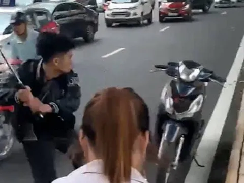 Tạm giữ thanh niên 17 tuổi đập phá xe người can ngăn sau vụ va chạm giao thông