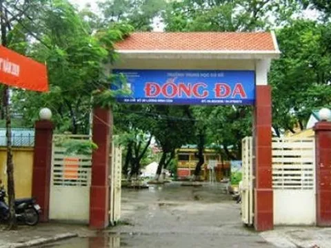 Học sinh lớp 8 Trường THCS Đống Đa ngã từ tầng 2 xuống đất