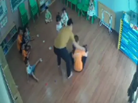 Người đàn ông xông vào lớp túm tóc, tát bé 2 tuổi vì tranh giành đồ chơi với con mình