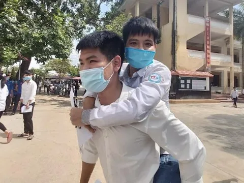 ĐH Y Thái Bình miễn toàn bộ học phí cho nam sinh 10 năm cõng bạn