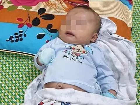 Phát hiện bé trai bị bỏ rơi dưới gốc cây bên nhà văn hóa thôn