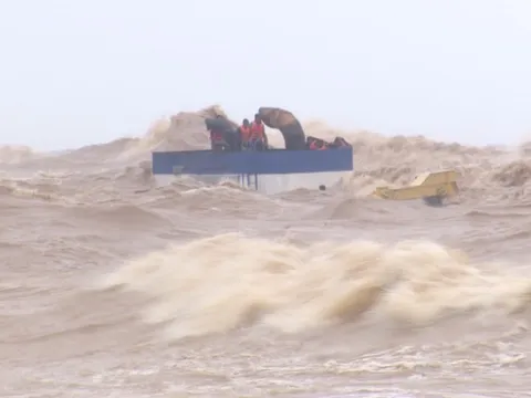 Điều động máy bay trực thăng tham gia cứu hộ tàu Vietship 01