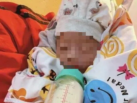 Hà Nội: Phát hiện bé sơ sinh bọc trong túi nilon bị bỏ rơi dưới trời mưa lớn