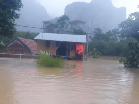 Bé trai 8 tuổi bị lũ cuốn tử vong khi mẹ đi nhận hàng cứu trợ