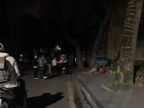 Hà Nội: Xe máy lao thẳng vào gốc cây, 1 người tử vong