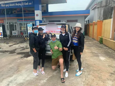 Trường Giang - Nhã Phương có mặt tại miền Trung cứu trợ bà con vùng lũ