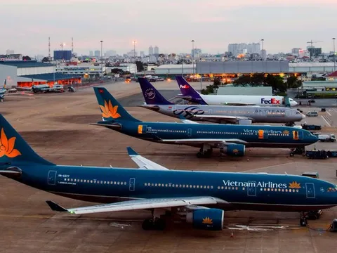 Hàng trăm chuyến bay bị hủy do bão số 9