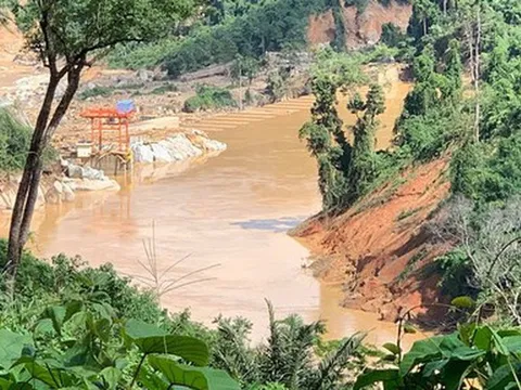 Quảng Nam: 200 công nhân thủy điện Đăk Mi 2 bị kẹt giữa rừng do sạt lở đất