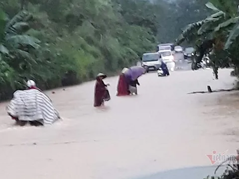 Thủy điện ở Nghệ An đồng loạt xả lũ, người dân ôm đồ di tản trong đêm