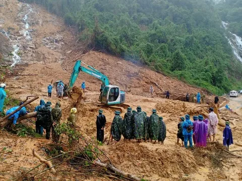 Tìm thấy thi thể 2 người đi rừng bị vùi dưới đất đá sau 14 ngày mất tích