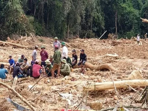 Phát hiện 2 thi thể nghi là phu trầm đi rừng tại hiện trường vụ sạt lở