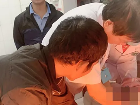 Rơi xuống vũng nước trước nhà, bé trai 2 tuổi đuối nước thương tâm