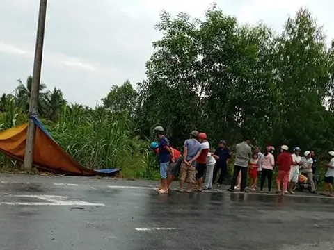 Phát hiện thi thể nam thanh niên cháy đen cạnh chiếc xe máy bên đường