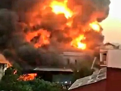 Chập điện, xưởng gỗ ở Nam Định bốc cháy dữ dội