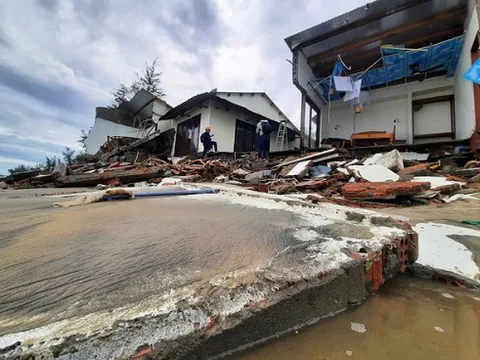 Bão số 13 đổ bộ, 'đánh sập' loạt nhà hàng, villa ở Hội An