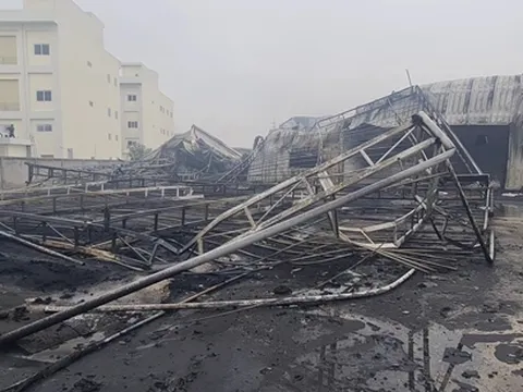 Bắc Giang: Cháy lớn tại khu công nghiệp Vân Trung, 1 công nhân bị thương