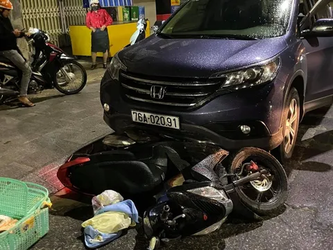 Ôtô kéo lê xe máy đang chở sản phụ đi sinh hàng trăm mét