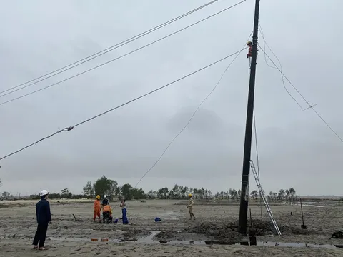 Cơ bản khôi phục và cấp điện trở lại cho các tỉnh miền Trung sau bão số 13