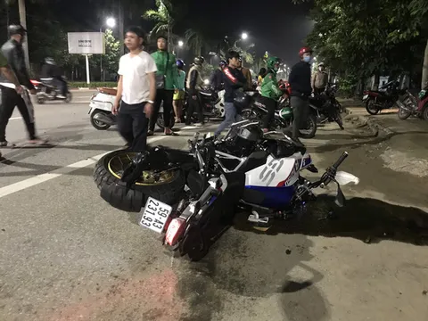 Mô tô BMW va chạm xe máy trên đại lộ, 3 người thương vong