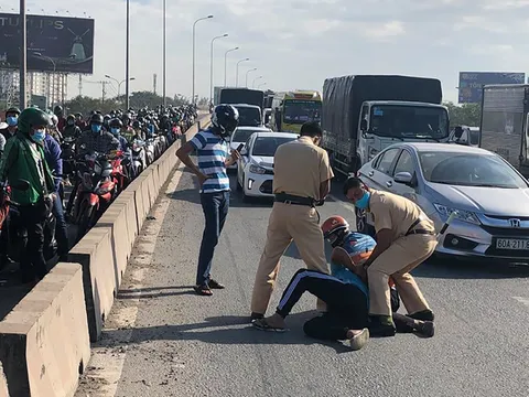 Đồng Nai: Xe ben tông vào xe CSGT rồi bỏ trốn