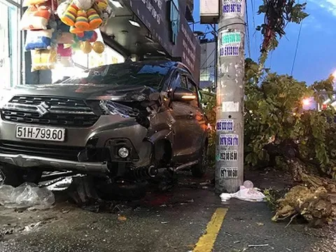 Ô tô 7 chỗ đâm hàng loạt xe máy trên đường, 2 người bị thương