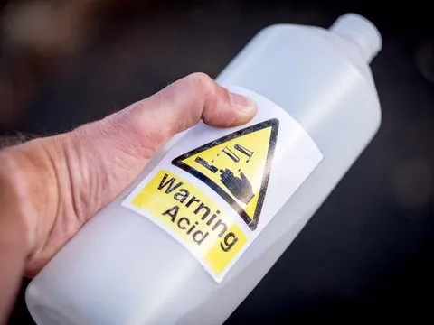 Nam thanh niên bị kẻ lạ mặt tạt axit khi đang chở bạn gái