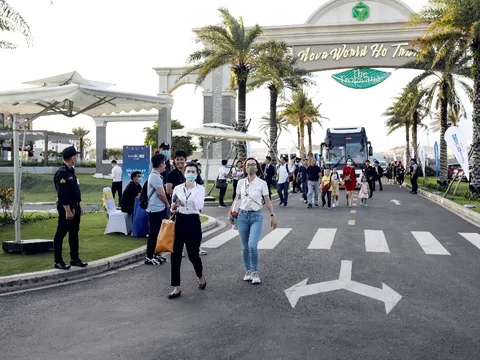 Gần 1.000 khách hàng đến tham dự sự kiện 'Bừng sáng NovaWorld Ho Tram'