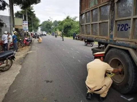 Va chạm với xe tải, 2 nữ sinh lớp 10 tử vong trên đường đến trường