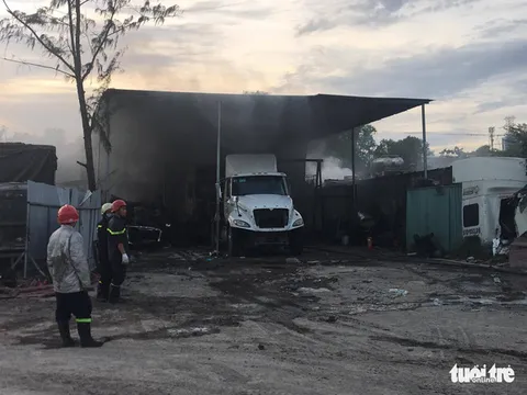 TP.HCM: Cháy lớn bãi xe ở quận 9, nhiều ô tô bị thiêu rụi