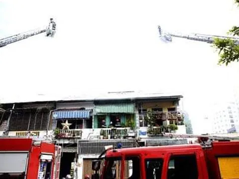 Giải cứu 2 cụ già mắc kẹt trong đám cháy chung cư ở TP.HCM