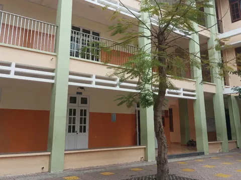 Nữ sinh lớp 7 nhảy từ tầng 2 xuống đất khi đang trong giờ học