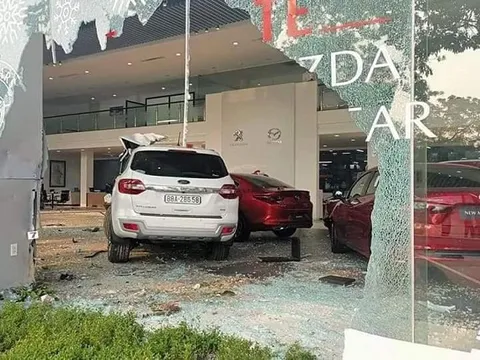 Nữ tài xế mất lái lao vào showroom ô tô khiến một người tử vong