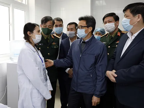 Phó Thủ tướng Vũ Đức Đam nghe báo cáo thử nghiệm vaccine phòng COVID-19
