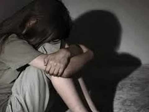 Bé gái 11 tuổi kể với mẹ chuyện quan hệ tình dục với nhiều thanh niên