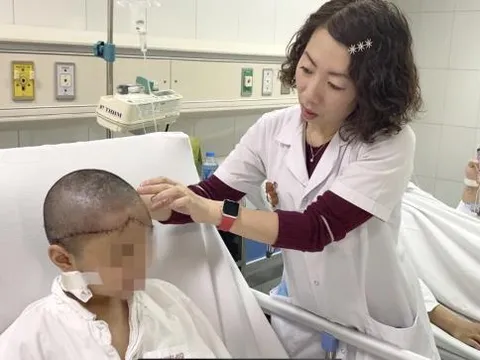 Tóc cuốn vào bánh xe, bé gái 8 tuổi bị đứt rời da đầu