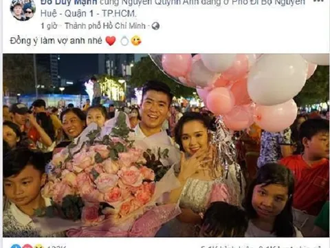 Duy Mạnh cầu hôn bạn gái ngọt ngào giữa phố đi bộ