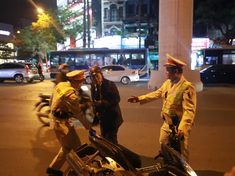 Nhiều trường hợp vi phạm nồng độ cồn, tài xế ngang nhiên chống đối CSGT